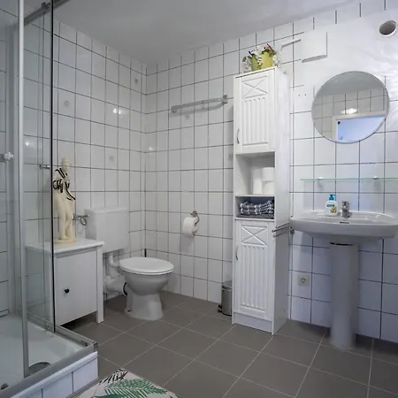 3-zimmer Haus 85qm Mit Balkon Bis Zu 8 Personen شقة *