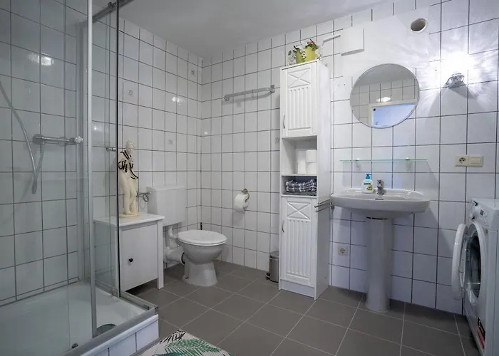 3-zimmer Haus 85qm Mit Balkon Bis Zu 8 Personen Lejlighed *